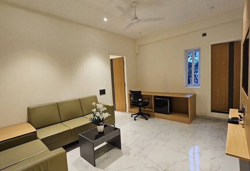 هتل Emerald Urban Comforts