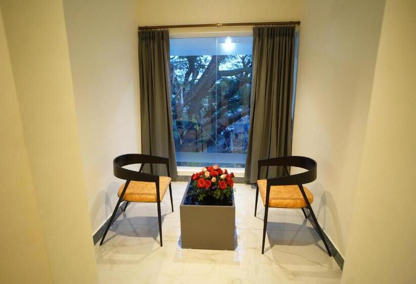 هتل Emerald Urban Comforts