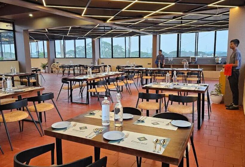 هتل Emerald Urban Comforts