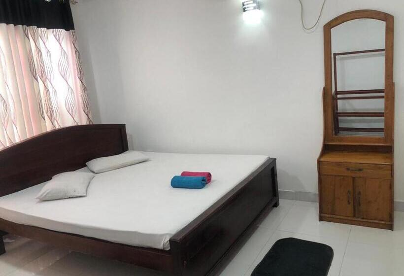 هتل Senanayaka Holiday Inn