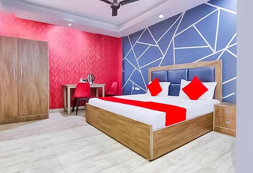 هتل Stay With Classic   Near Sarai Kale Khan Metro