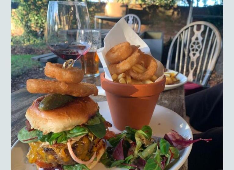 旅馆 The Red Lion