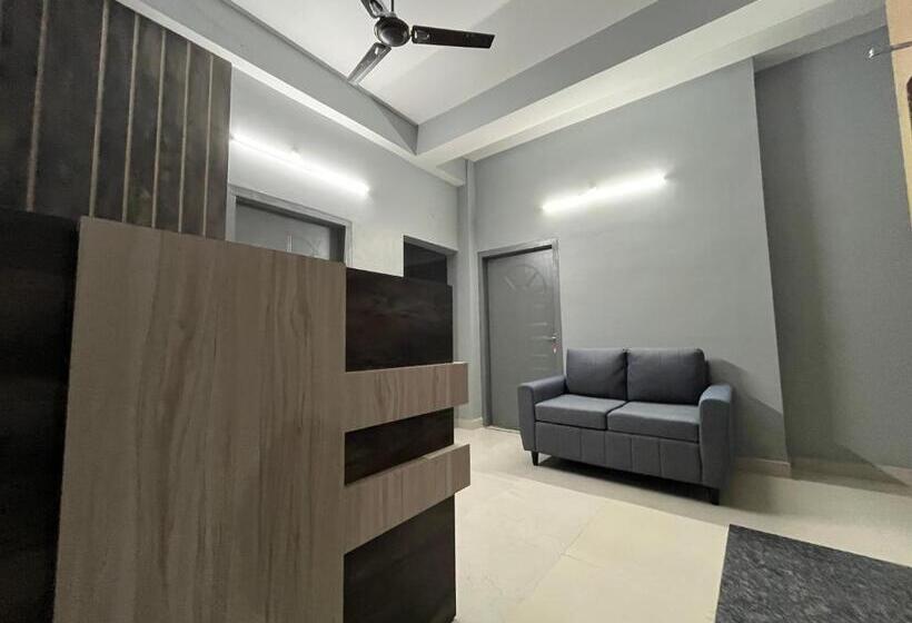 پانسیون Urban Suites Silpukhuri