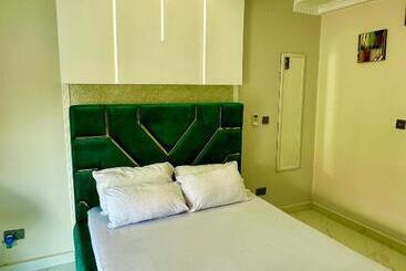 هتل Deluxe 11 Jinja Pool Apartments
