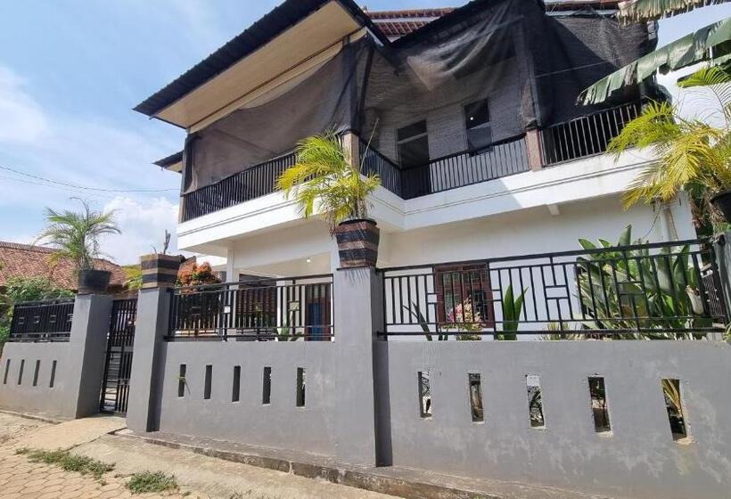 בית מלון כפרי Spot On 93367 Wisma Sidosari Syariah