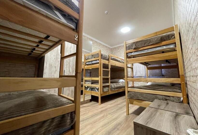 הוסטל H White House