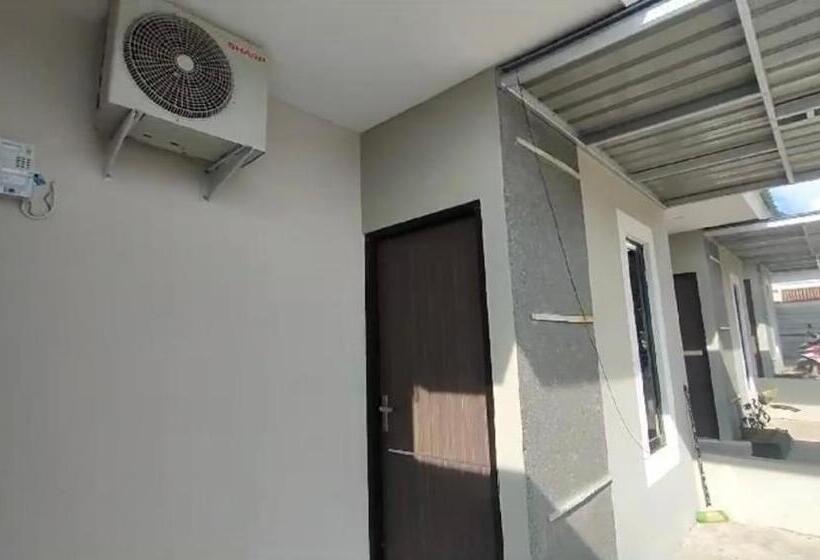 فندق Kamar Adelia