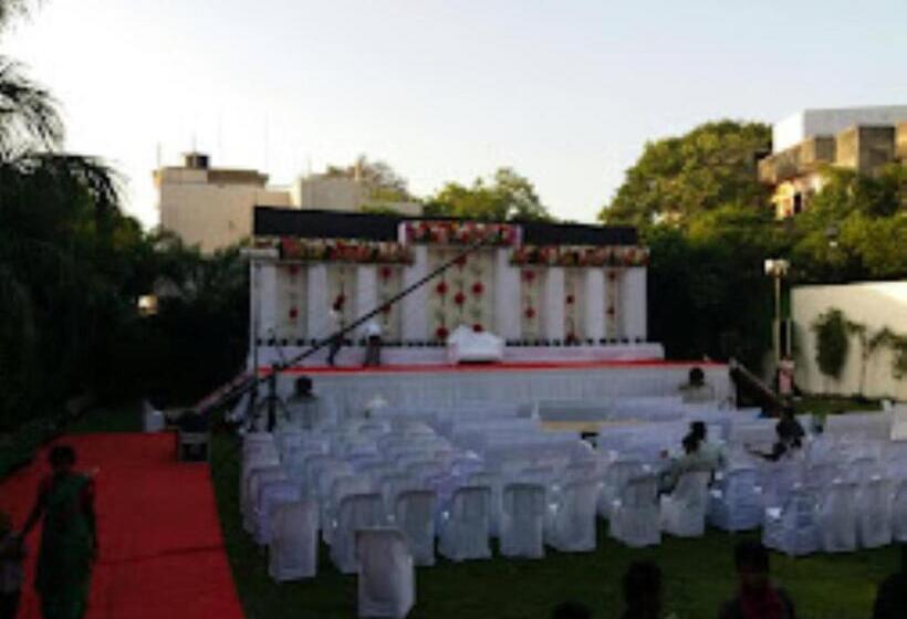 בית מלון כפרי Om Executive, Satara