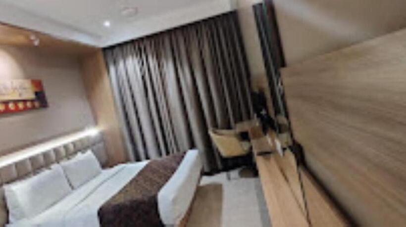 فندق Radiance, Ahmednagar