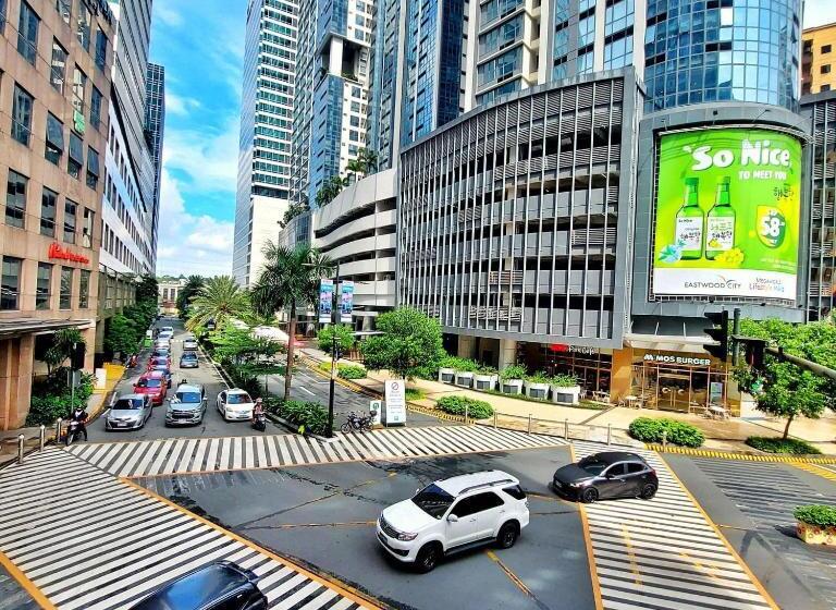 Queen Bed, Sauna, Gym & Captivating Views