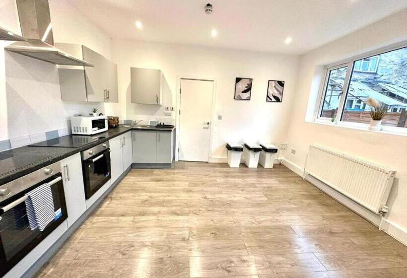 펜션 Hounslow Suites   Tw3