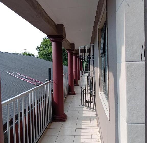 פנסיון Zihlalele 24hours Guest House