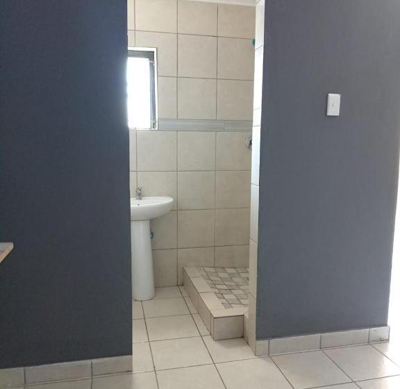 פנסיון Zihlalele 24hours Guest House