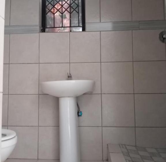 פנסיון Zihlalele 24hours Guest House