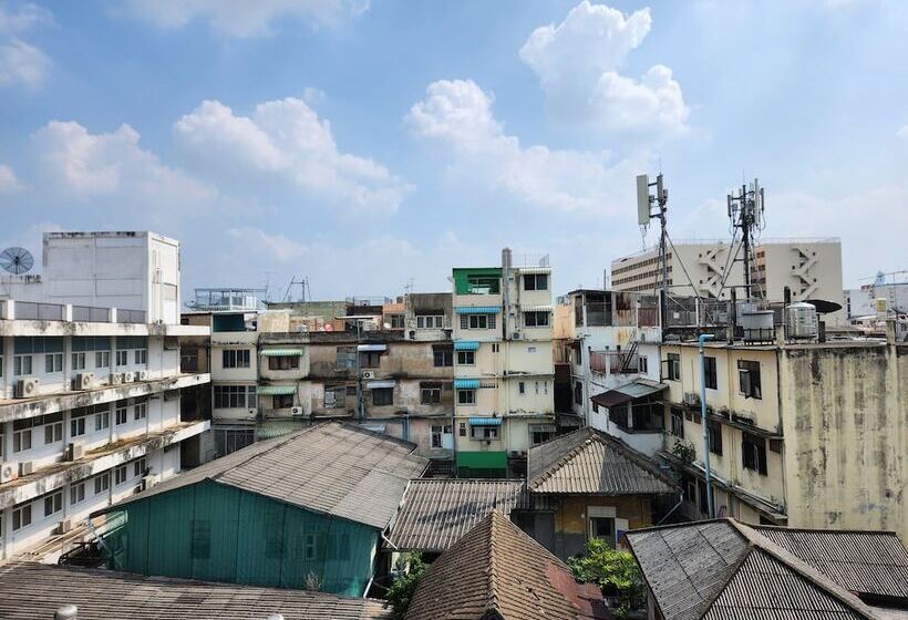 Ti Thong Hostel