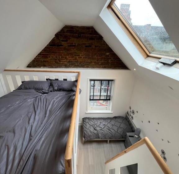 تختخواب و صبحانه Camden Bnb