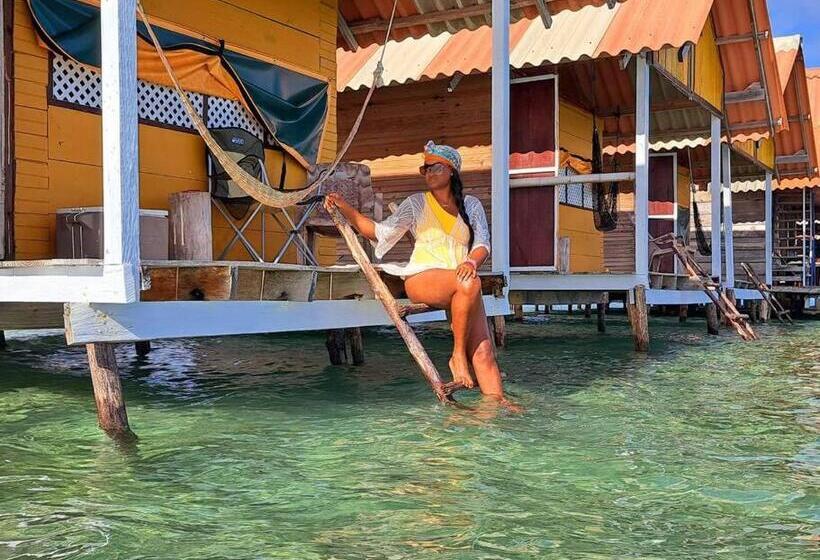 Cabañas Sobre El Mar En Guna Yala