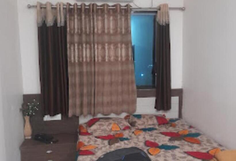 호텔 Shakti Delux Rooms Vadodara