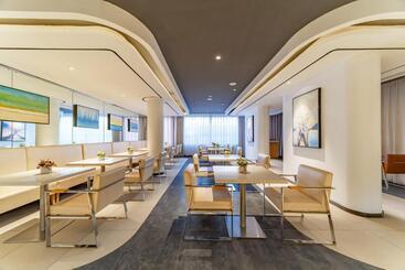Maixinge Hotel Shuttle Bus To Shanghai Pudong International Airport