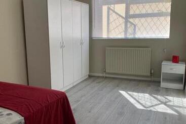 پانسیون Dorcas Lodge Lovely House With High Speed Wifi And Free Parking