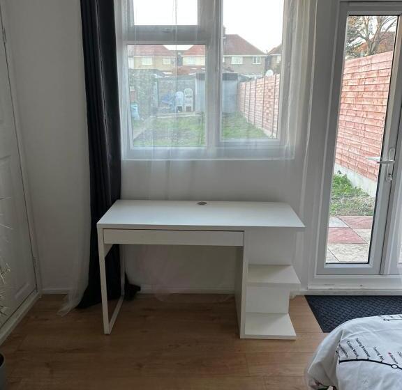 پانسیون Self Contained En Suite Room Very Close To Wembley Stadium