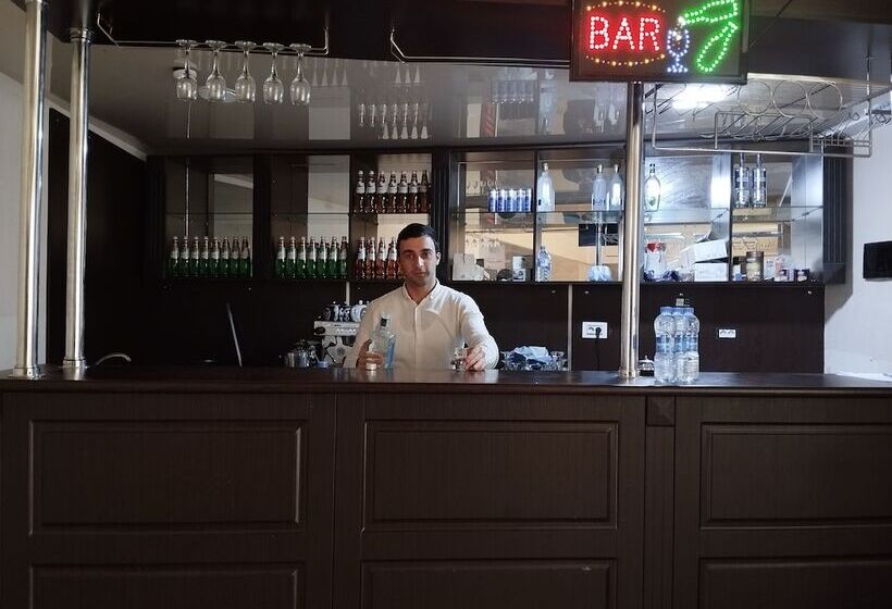 בית מלון כפרי Continent