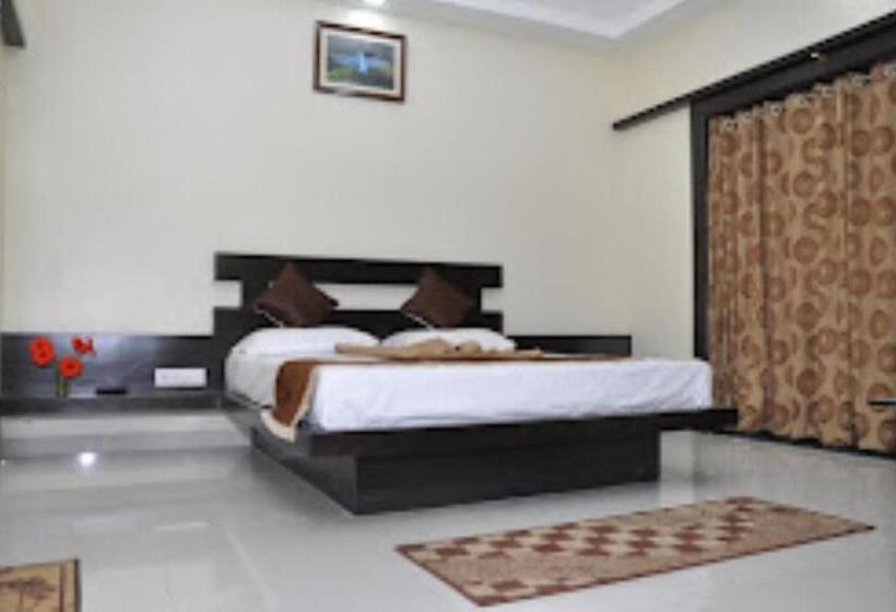 ホテル Rutugandh River View Resort, Wai