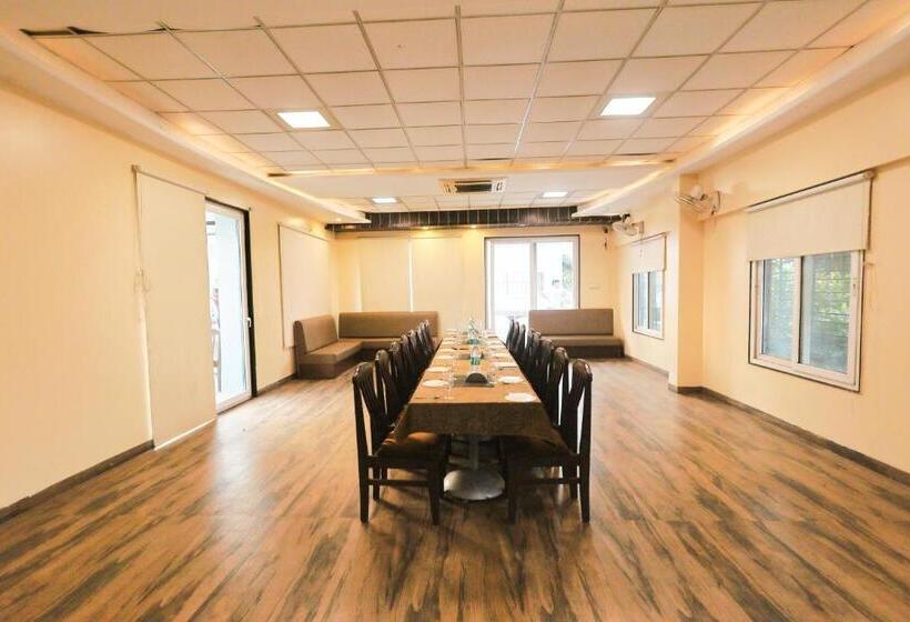 فندق Sharveen Classic Inn