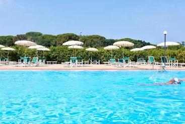 Isa Apartments 4 Beds In Residence With Swimming Pool In San Vincenzo, Just 600 Meters From The Sea