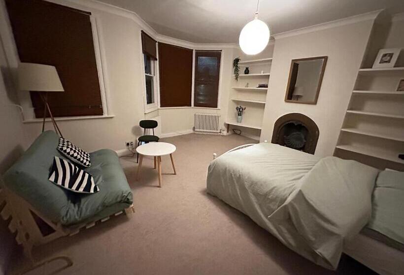 پانسیون Spacious Room Near Underground