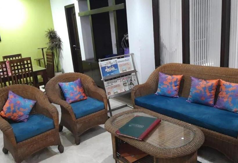 Hotel Divine Admire Opp Gurudwara Sahib In Taimoor Nagar Friends Colony