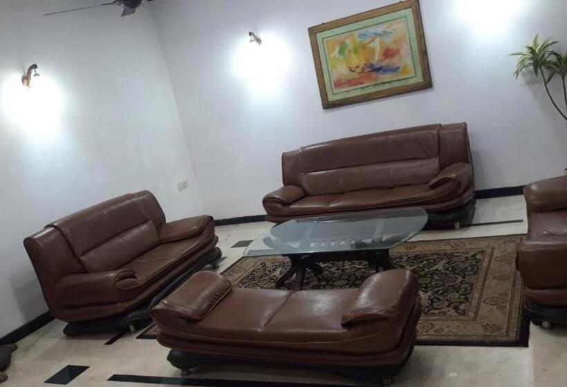 Hotel Divine Admire Opp Gurudwara Sahib In Taimoor Nagar Friends Colony