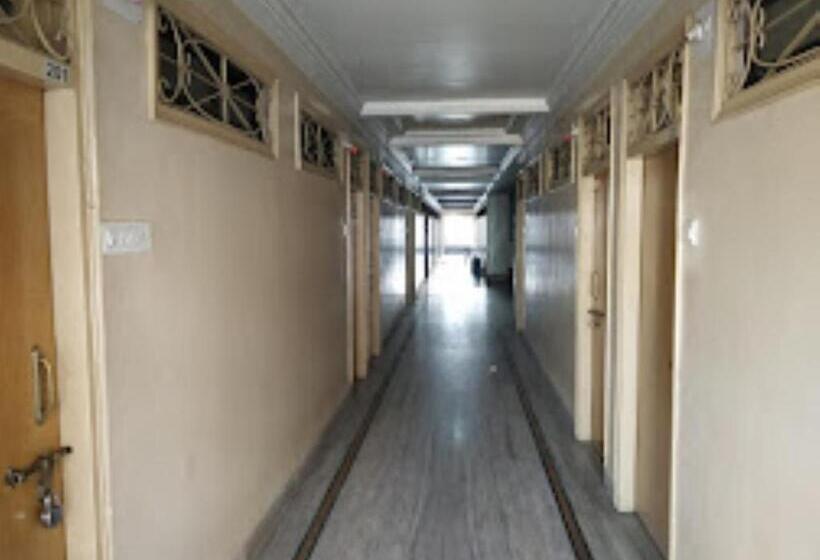 فندق Dwarkamai, Dhule