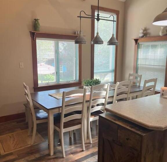 호텔 Charming Farmhouse On Working Red Haven Farm