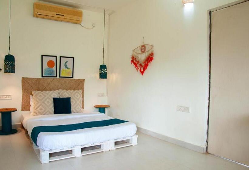 فنادق الكبسولة Zente Cafe & Stays