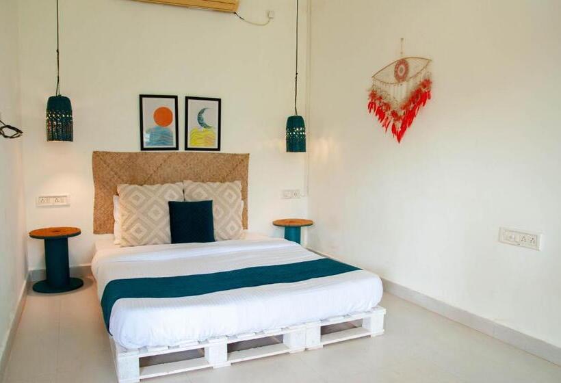 فنادق الكبسولة Zente Cafe & Stays
