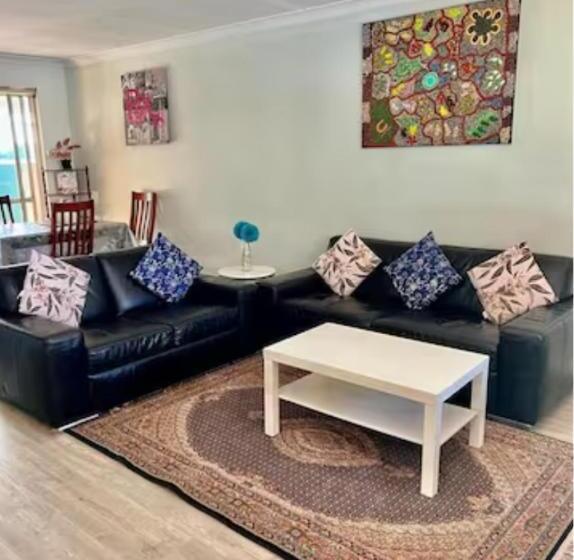 بنسيون Somerville Secure Accommodation