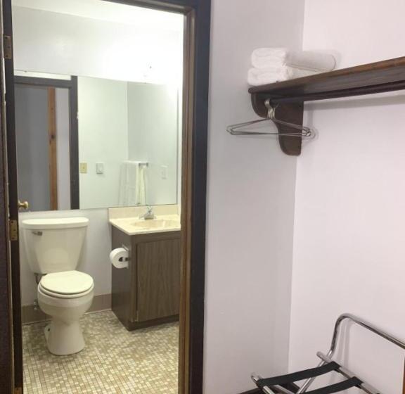 فندق Bridge Inn Tomahawk   1st Floor,1 King Bed,1 Reclining Chair, Walkout, River View