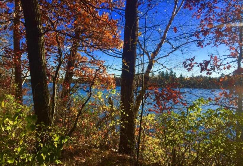 فندق Bridge Inn Tomahawk   1st Floor,1 King Bed,1 Reclining Chair, Walkout, River View