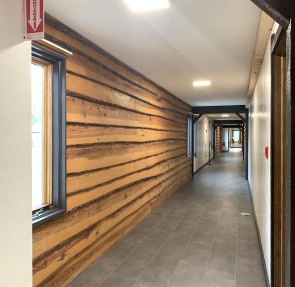 فندق Bridge Inn Tomahawk   1st Floor,1 King Bed,1 Reclining Chair, Walkout, River View