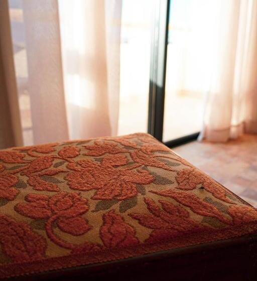 هتل Loued Surf Lodge