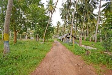 هتل Brindavanam Resort