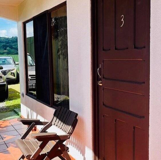 מלון כמוסות Hostal Nuevo Arenal Downtown, Private Rooms With Bathroom