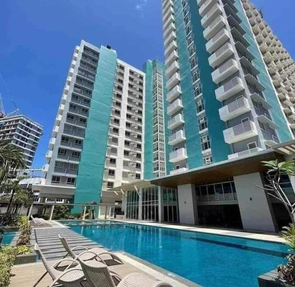 هتل Cozy Loft At Mesavirre Garden Residences