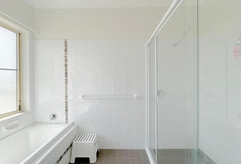 Отель Sydney Farm Stay Live With Nature And Animals
