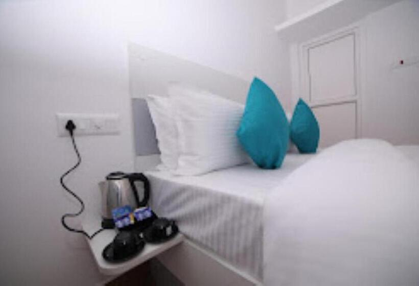 هتل The Base Inn Puducherry