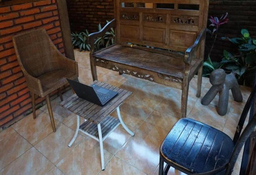 ホテル Oyo 93300 Homestay Puri Anggrek Syariah   Wage