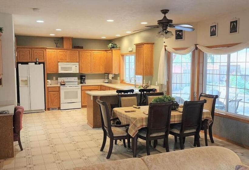 펜션 A Wine Country Home In Yamhill County