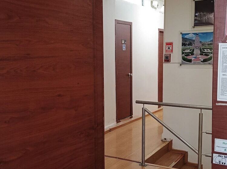 بنسيون Hostal Urban Inn La Mariscal