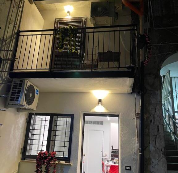 پانسیون Lux House Naples Airport
